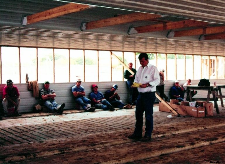 Dennis Harms in barn